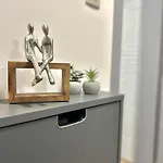 Stylish With Free Parking By Apartmax Warna