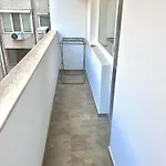 Stylish With Free Parking By Apartmax Warna