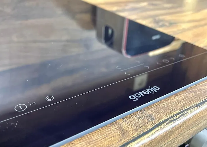 Apartment Stylish With Free Parking By Apartmax