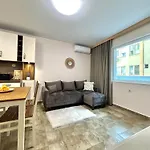 Stylish With Free Parking By Apartmax Warna