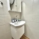 Stylish With Free Parking By Apartmax Warna