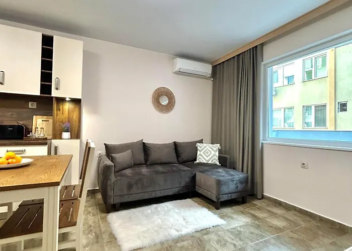 Stylish With Free Parking By Apartmax Warna