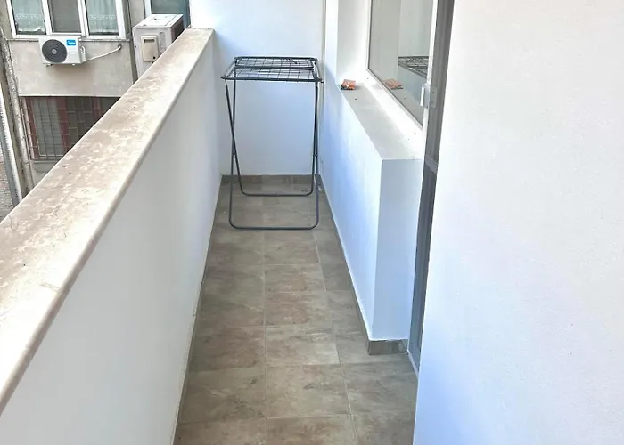 Stylish With Free Parking By Apartmax Warna