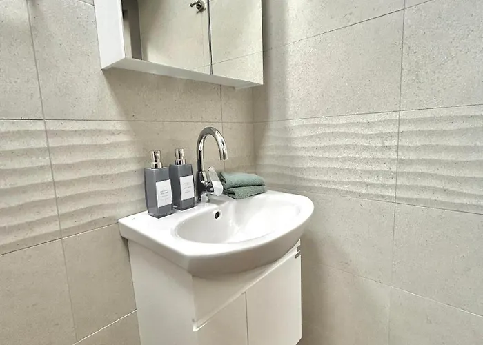 Stylish With Free Parking By Apartmax Warna